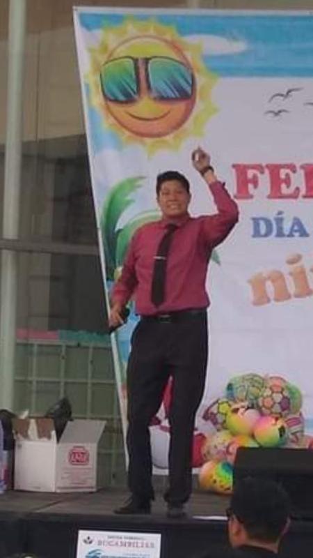 Cantando en vivo en Plaza las Bugambilias, celebrando el día del niño.