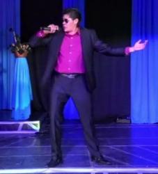Cantando en vivo, en el programa NOCHES DE SESIÓN.